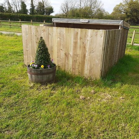 Glamping In Wiltshire The Green Knoll Is A Charm Chippenham  Exterior photo