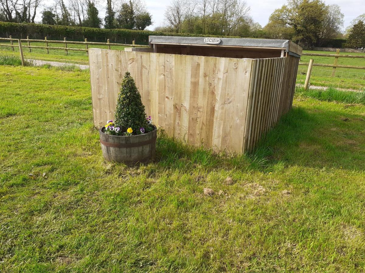 Glamping In Wiltshire The Green Knoll Is A Charm Chippenham  Exterior photo